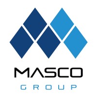 شعار MASCO GROUP بأشكال ماسية زرقاء ونص أسود وأزرق.