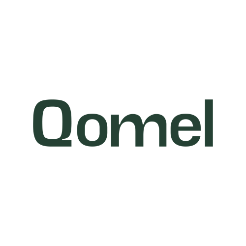 كلمة Qomel بخط أخضر على خلفية سوداء